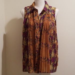 Very J Sleeveless Fan Button Front Top.